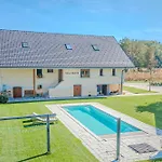 Trate With Shared Pool And Garden דירה