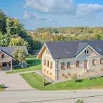 Trate With Shared Pool And Garden