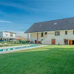 Trate With Shared Pool And Garden