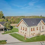 Trate With Shared Pool And Garden * ליוטומר