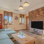 Trate With Shared Pool And Garden ליוטומר