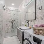 Trate With Shared Pool And Garden ליוטומר