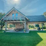 Trate With Shared Pool And Garden *