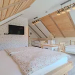 Trate With Shared Pool And Garden *