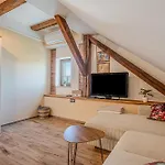 Trate With Shared Pool And Garden ליוטומר