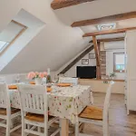 Trate With Shared Pool And Garden *