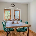 Trate With Shared Pool And Garden ליוטומר