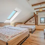 Trate With Shared Pool And Garden דירה