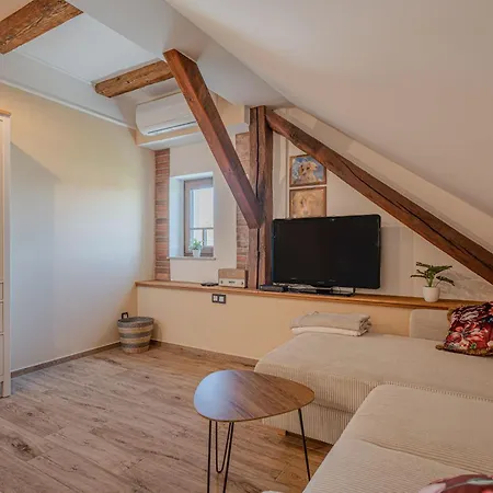 Trate With Shared Pool And Garden