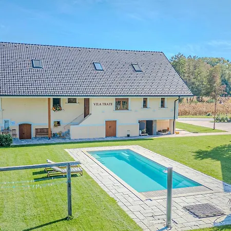 Trate With Shared Pool And Garden Apartman