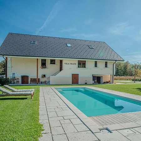 Apartmán Trate With Shared Pool And Garden