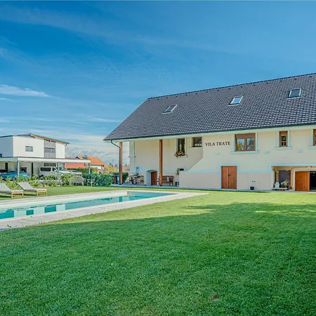 Trate With Shared Pool And Garden