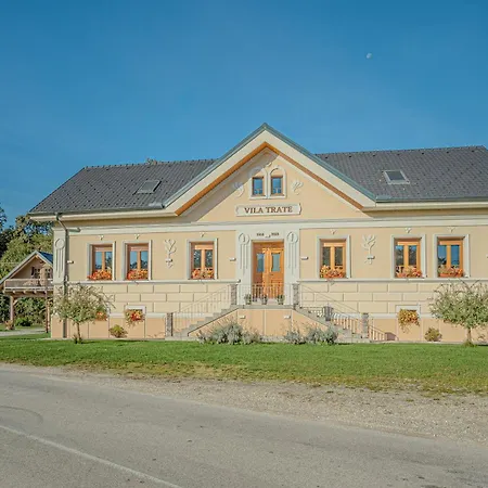 Trate With Shared Pool And Garden