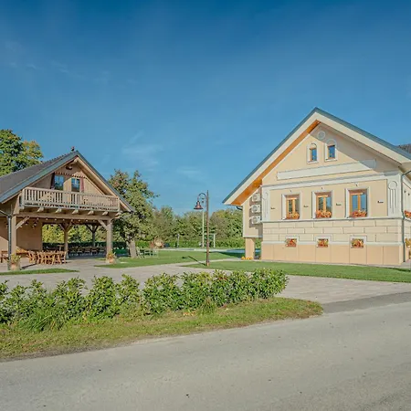 Trate With Shared Pool And Garden *