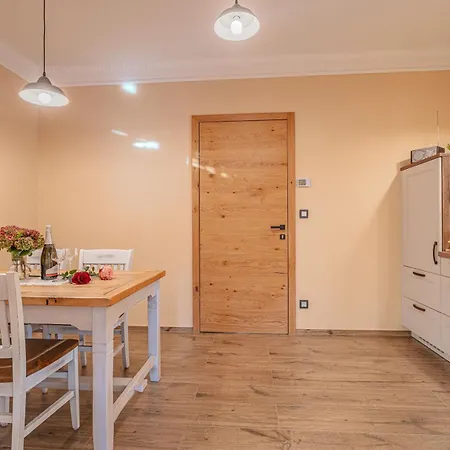 Trate With Shared Pool And Garden Apartman