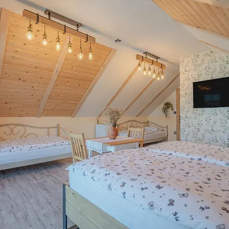 Trate With Shared Pool And Garden *