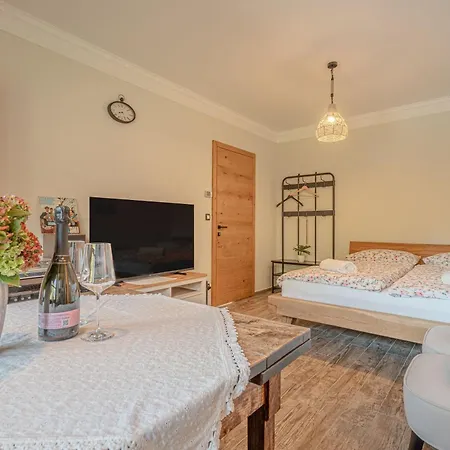 Trate With Shared Pool And Garden *