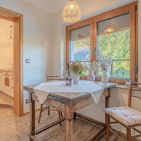 Trate With Shared Pool And Garden Apartman