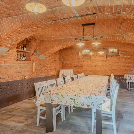 Trate With Shared Pool And Garden