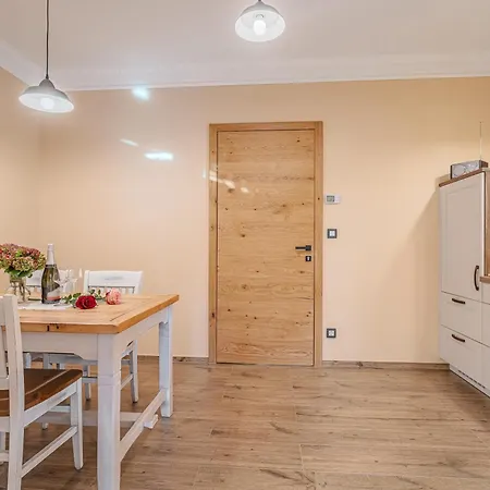 Trate With Shared Pool And Garden ليوتومير