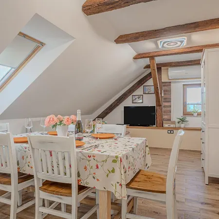 Trate With Shared Pool And Garden *