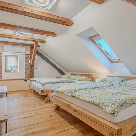 Trate With Shared Pool And Garden *