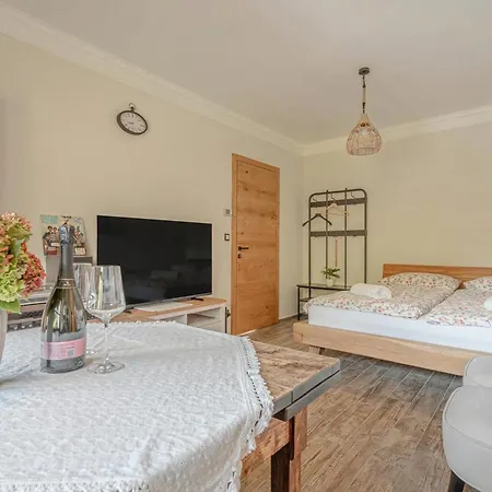 Trate With Shared Pool And Garden