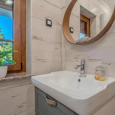 Trate With Shared Pool And Garden *