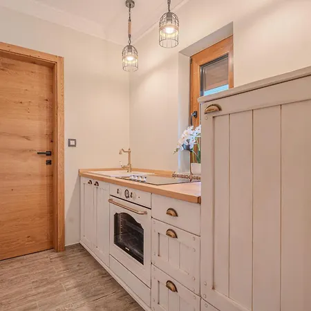 Apartmán Trate With Shared Pool And Garden