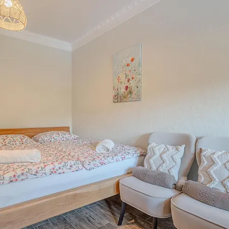 Apartmán Trate With Shared Pool And Garden