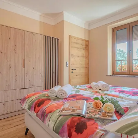 Trate With Shared Pool And Garden *