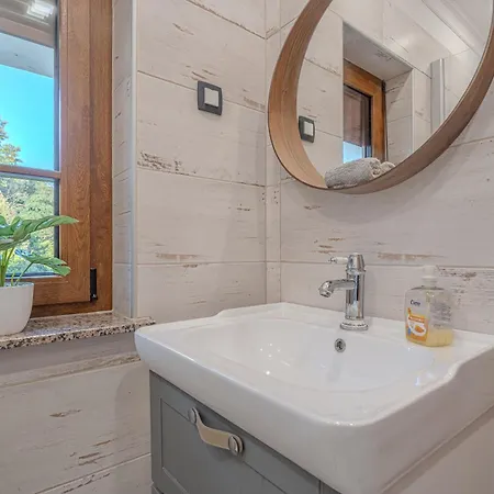 Apartmán Trate With Shared Pool And Garden