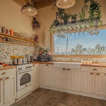 Apartmán Trate With Shared Pool And Garden