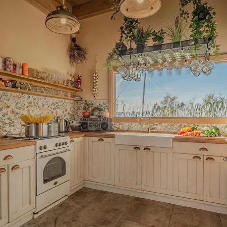 Apartmán Trate With Shared Pool And Garden
