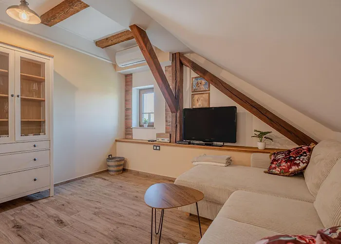 Trate With Shared Pool And Garden