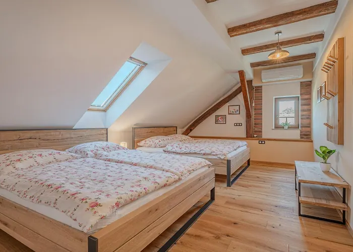 شقة Trate With Shared Pool And Garden ليوتومير