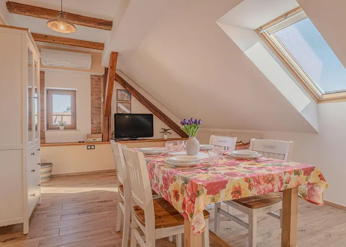 شقة Trate With Shared Pool And Garden ليوتومير