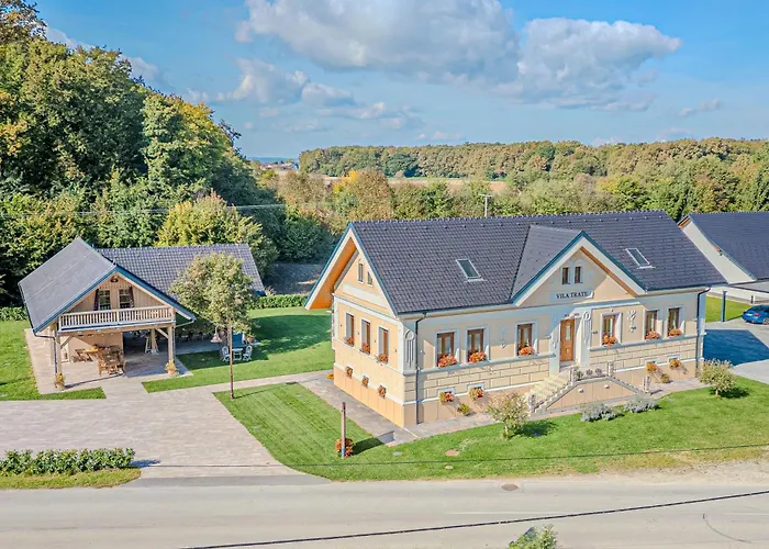 Trate With Shared Pool And Garden