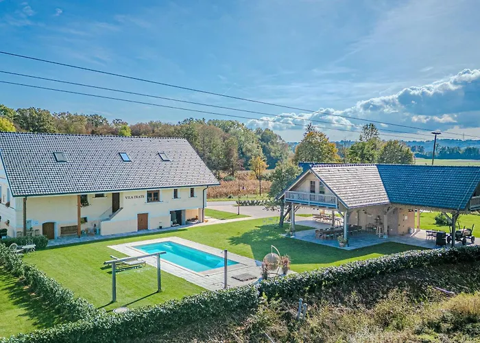 Trate With Shared Pool And Garden *