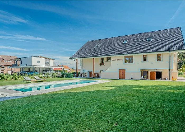 Trate With Shared Pool And Garden