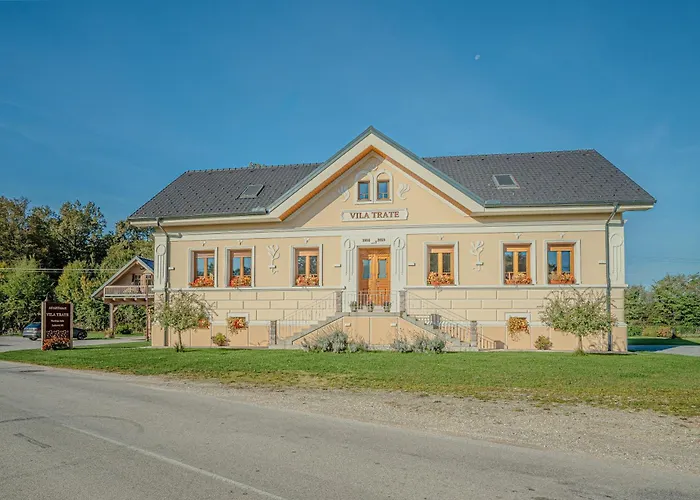 Trate With Shared Pool And Garden