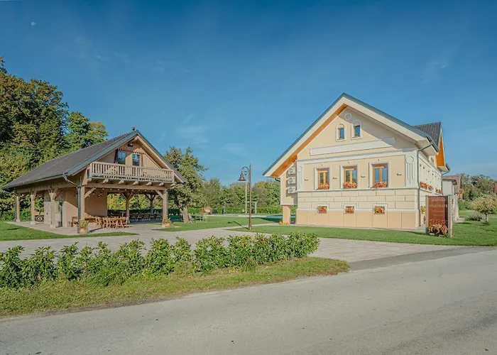 Trate With Shared Pool And Garden *