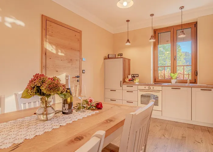 Trate With Shared Pool And Garden ليوتومير