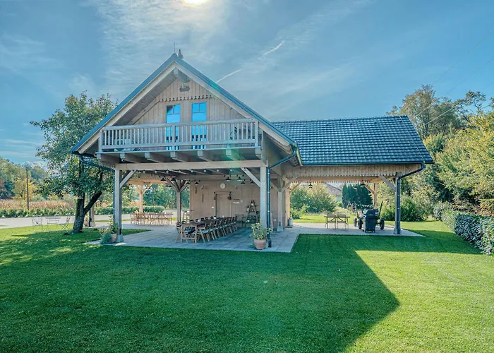 Trate With Shared Pool And Garden *