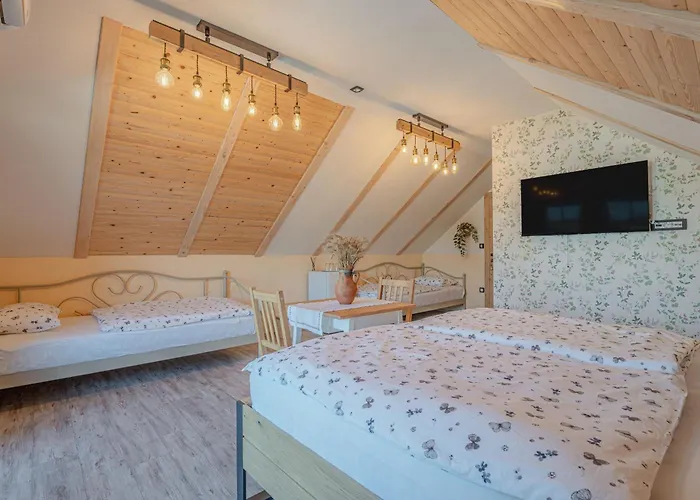 Trate With Shared Pool And Garden *