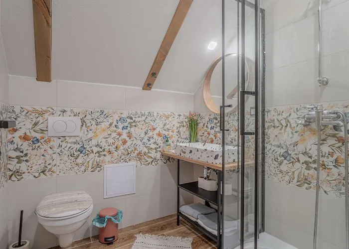 Trate With Shared Pool And Garden ليوتومير