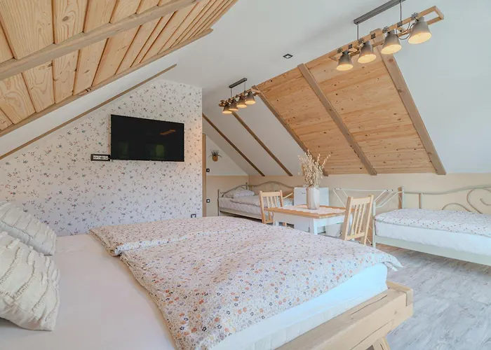 Trate With Shared Pool And Garden *