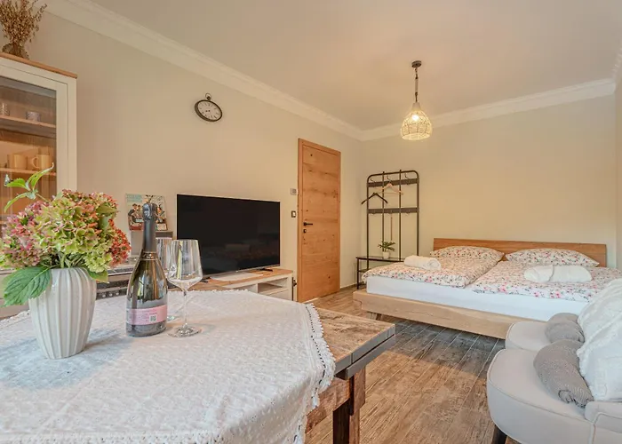 Trate With Shared Pool And Garden *