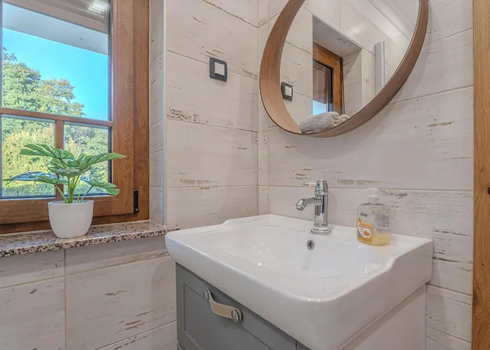 Trate With Shared Pool And Garden شقة ليوتومير