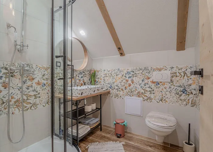 Trate With Shared Pool And Garden *